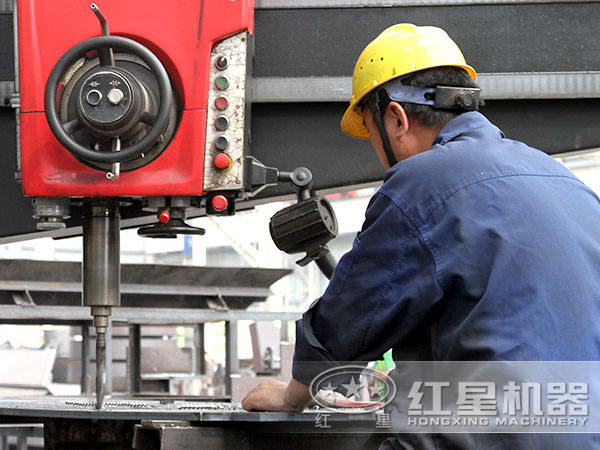 半岛（中国）车间师傅在认真工作
